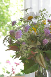 Wiesenblumenstrauß 'impressionistisch' vor Fensterarrangement Wiesenblumenstrauß 'impressionistisch' vor Fensterarrangement